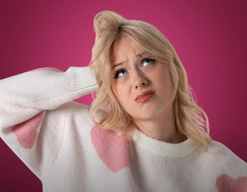 <span>Испытывает трудности <br>с теорией и практикой: <br></span> орфография, пунктуация, сочинение